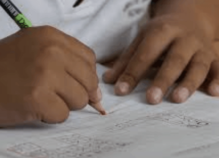 Madrasta é presa por agredir e forçar enteado a comer papel em Goianésia.