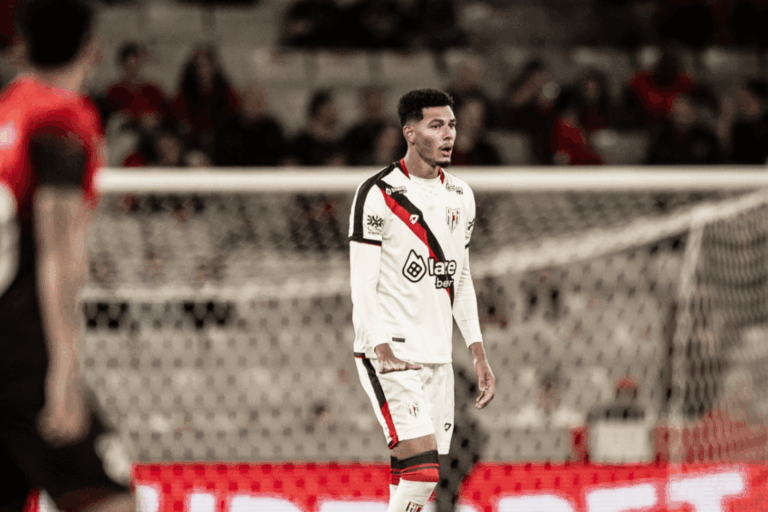 Atlético vence o furacão fora de casa e se recupera na série B do Brasileirão.