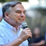 Prefeito Sandro Mabel continua internado nesta segunda-feira (16) para tratamento de gastroenterite.