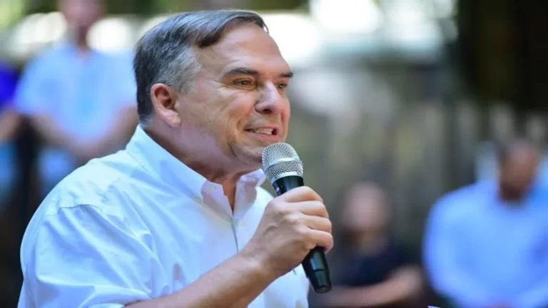 Prefeito Sandro Mabel continua internado nesta segunda-feira (16) para tratamento de gastroenterite.
