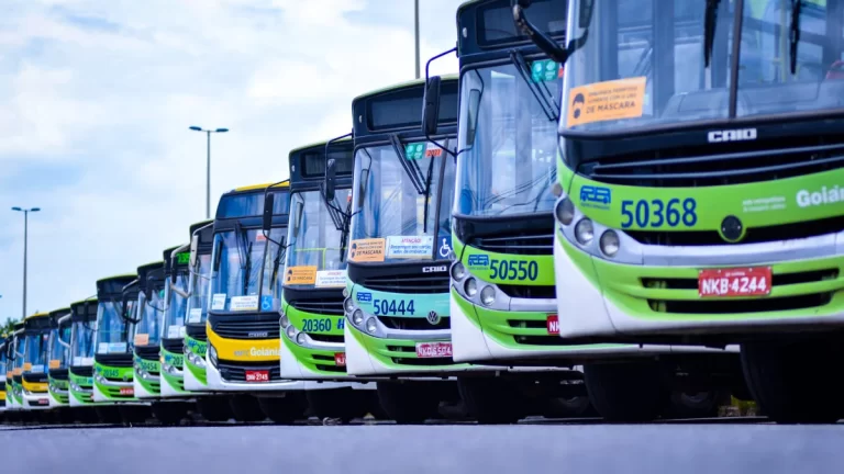 Motoristas ameaçam greve em Goiânia por impasse em negociação salarial.