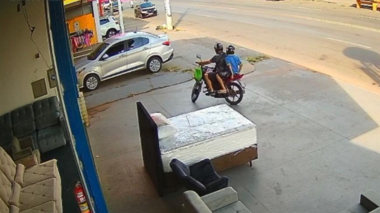 Homem é preso após incentivar filho de 14 anos a roubar bicicleta em Aparecida de Goiânia.