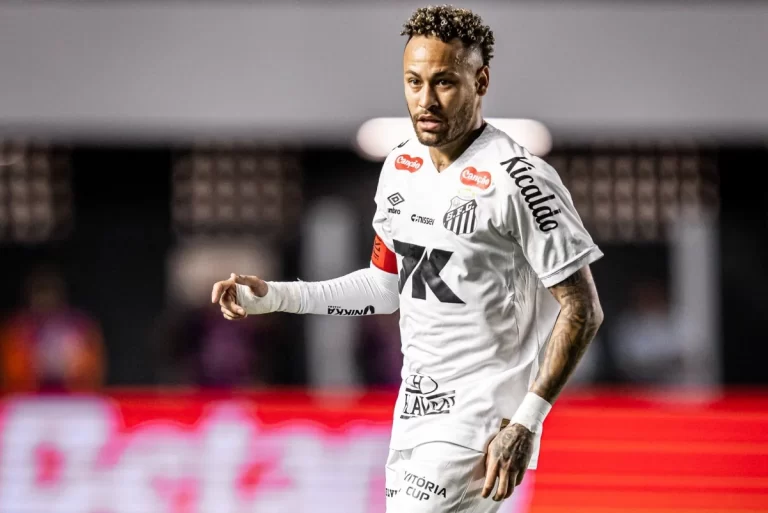 URGENTE!Neymar voltou a sentir dores no joelho.