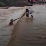 Motociclista é arrastado por correnteza após cair em passagem molhada