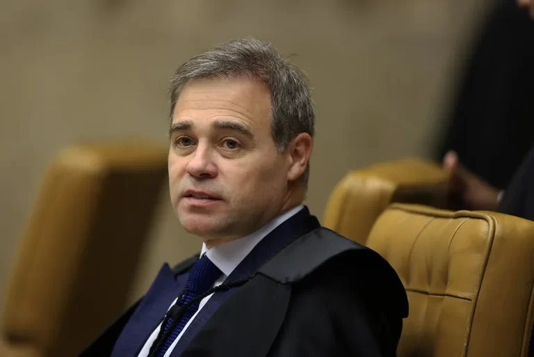 Voo com ministro é abortado após falha técnica