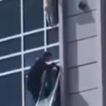 Homem arrisca a própria vida para salvar criança no 8º andar
