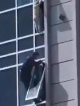 Homem arrisca a própria vida para salvar criança no 8º andar