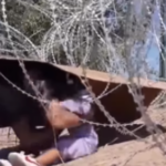 Vídeo mostra mãe e criança atravessando fronteira por baixo de cerca