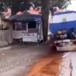 Mangueira de caminhão limpa-fossa se solta e espalha dejetos em via pública