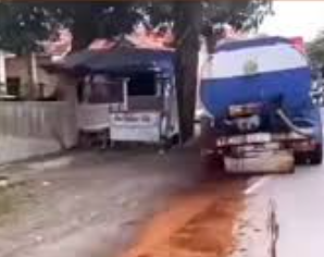 Mangueira de caminhão limpa-fossa se solta e espalha dejetos em via pública