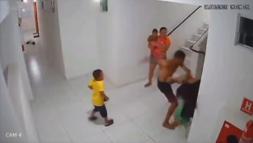 IMAGENS FORTES: câmera flagra agressão contra mulher em prédio