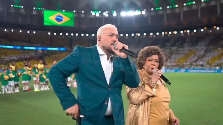 Desencontro entre Belo e Alcione durante Hino Nacional chama atenção no Maracanã